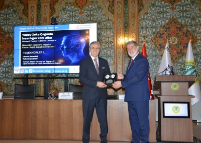 Dekan Prof. Dr. Mahmut Cüneyt Yenigün'ün Levent Karadağ'a plaket takdimi